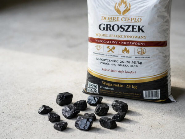 Bryły węgla Groszek obok worka Dobre Ciepło 25 kg