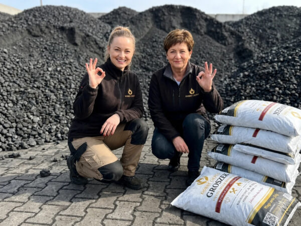 Pracownice Dobre Ciepło przy workach z węglem Groszek na składzie